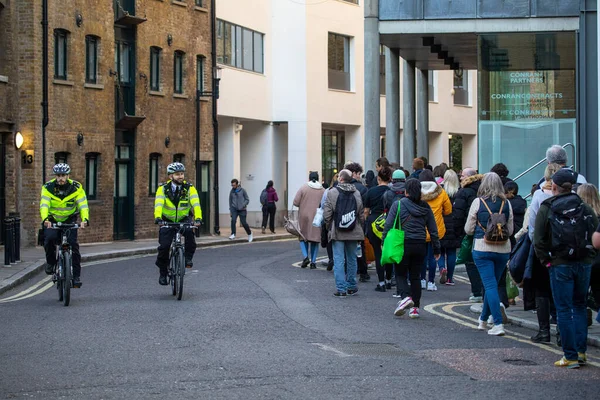 Лондон Великобритания Сентября 2022 Года Офицеры Полиции Велосипедах Патрулируют Очередь — стоковое фото