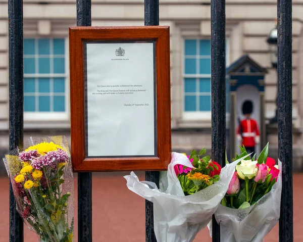 英国伦敦 2022年9月9日 关于伦敦白金汉宫大门的通知 告知公众伊丽莎白二世的死讯 — 图库照片