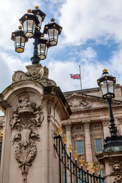 Flaga Unii Powiewa Połowie Masztu Pałacu Buckingham Londynie Wielkiej Brytanii — Zdjęcie stockowe