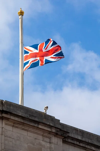 Флаг Союза Развевающийся Полумачте Букингемском Дворце Лондоне Великобритания Ознаменование Смерти — стоковое фото