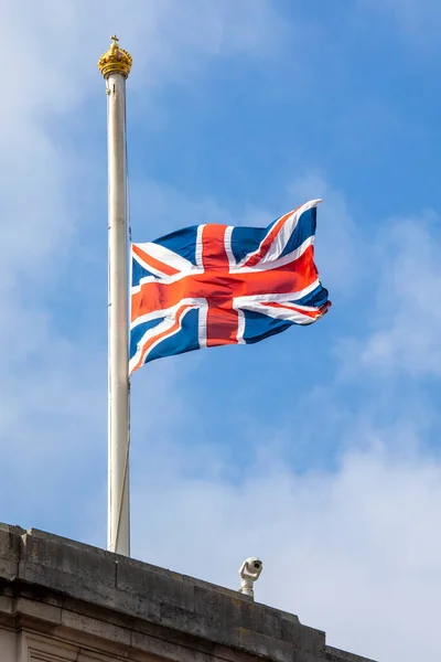 英国バッキンガム宮殿の旗はエリザベス2世女王の死を記念して掲げられました — ストック写真