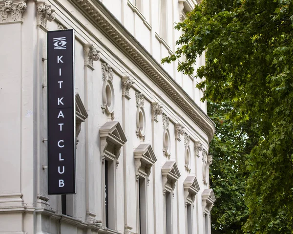 ロンドン 2022年9月14日 英国ロンドンのノーサンバーランド通りに位置するPlayhouse TheatreのKit Kat Clubの外観のサイン ロイヤリティフリーのストック画像