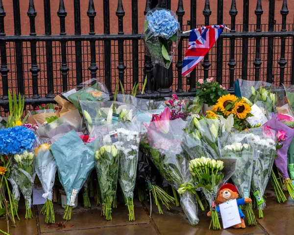 London September 9Th 2022 Flowers Left Well Wishers Buckingham Palace — Stock Photo, Image