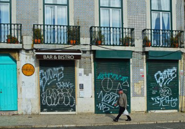 Lizbon, Portekiz 'de geleneksel bir restoranın arka planında yaşlı bir adam, 1 Kasım 2018. Editör fotoğrafı