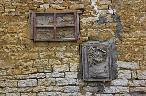 Deux Vieilles Fenêtres Murées Dans Mur Pierre — Photo