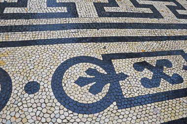 Portekiz Lizbon 'da bazalt ve kireç taşlı geleneksel Portekiz taşı mozaiği. Seçici odak