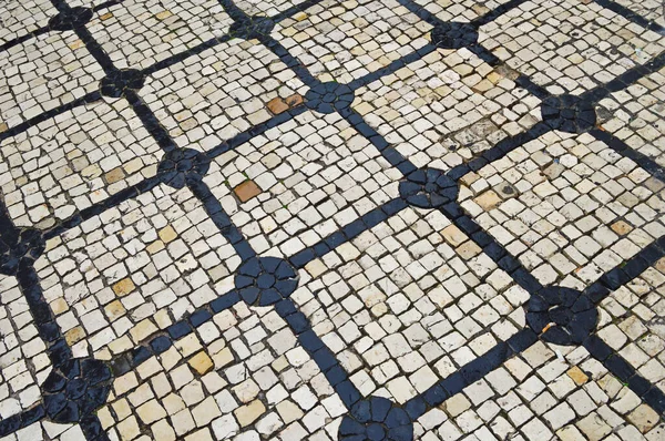 カルカダ ポルトガルの伝統的な玄武岩と石灰岩の舗装で 絡み合った格子の形をしています — ストック写真