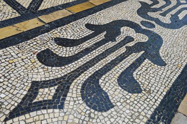 Portekiz Lizbon 'da bazalt ve kireç taşlı geleneksel Portekiz taşı mozaiği. Seçici odak