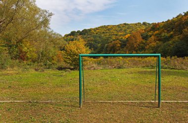 Açıklığın ortasında mini futbol için bir kapı.