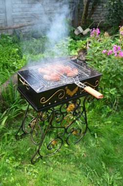 Izgara kebap ve biftek için metal ızgara. Seçici odak