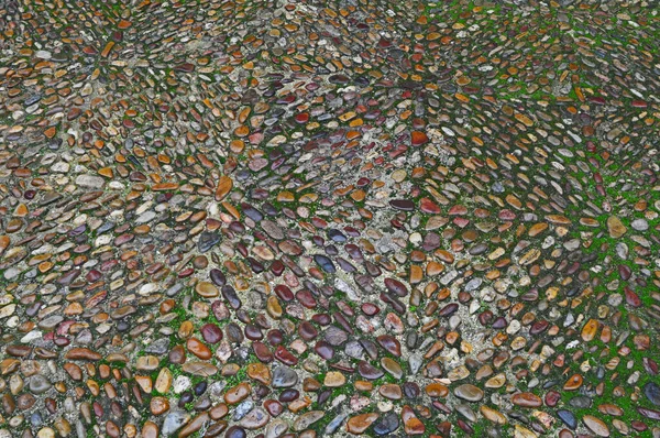 Тротуар Облицьований Овальними Каменями Різних Розмірів — стокове фото