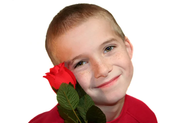 Garçon souriant avec rose rouge — Photo