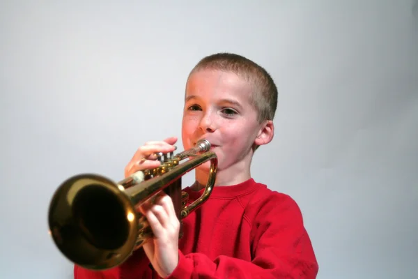 Sorrindo menino tocando trompete — Fotografia de Stock