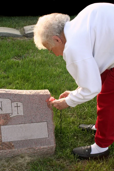 Äldre kvinna besöker graven — Stockfoto