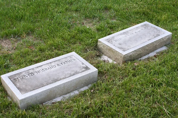 Gravestones separados para casal casado — Fotografia de Stock