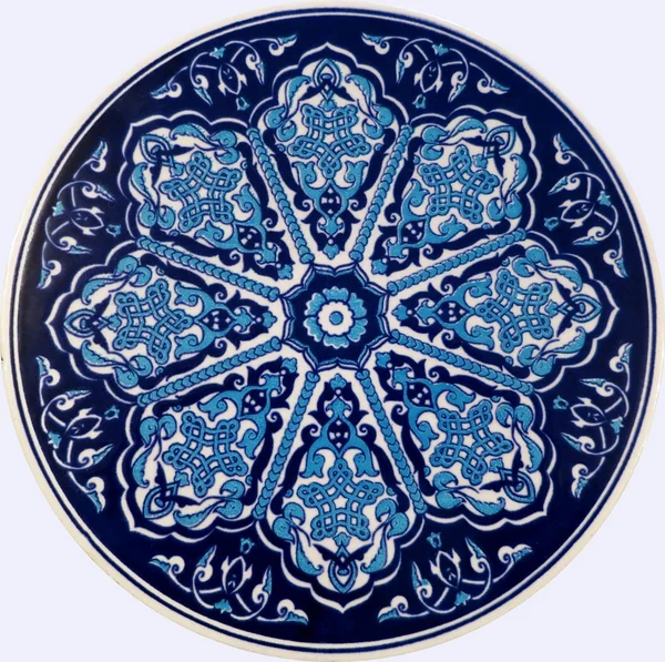Masanın üzerine seramik çamaşır makinesi