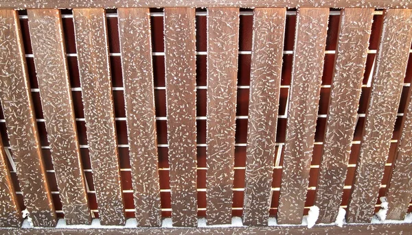 Скамейка украшена снежинками — стоковое фото