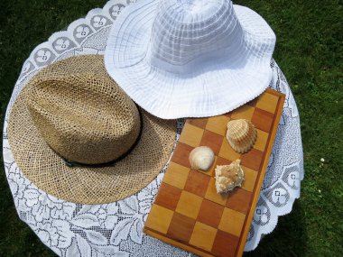 satranç ve yaz şapka