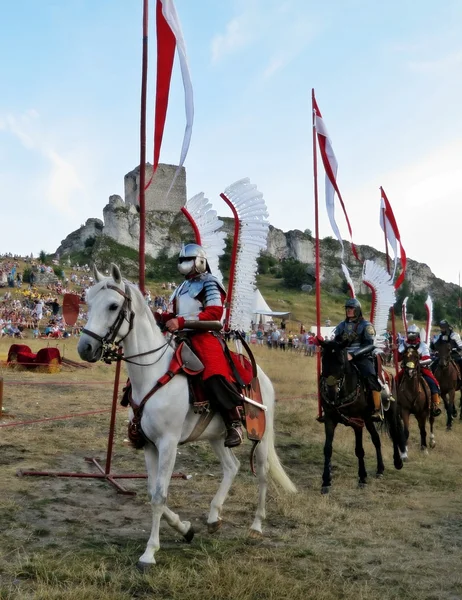 üzerinde horsesback bir şatoda şövalye