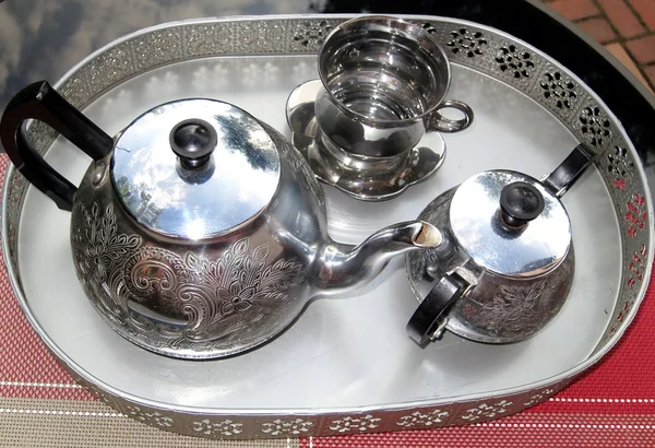 Dekoratif tepsi üzerinde çay seti