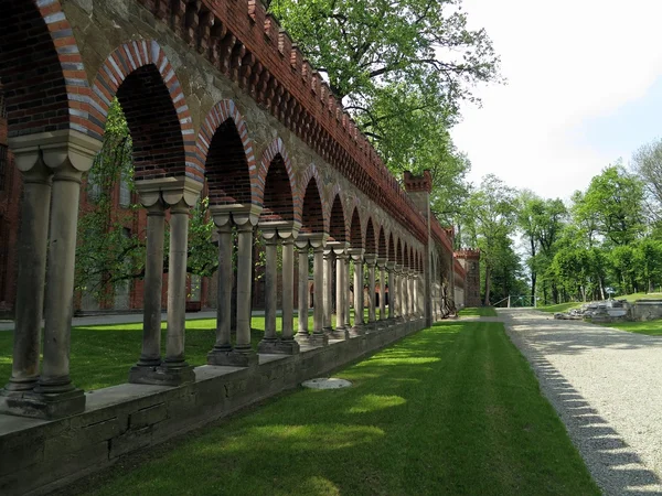 Arcades gelen kırmızı tuğla, taş ve beton