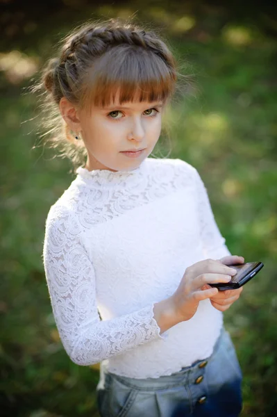 Mädchen mit Smartphone — Stockfoto
