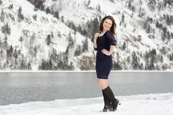 Girl posing outdoors in the winter — Stock Photo, Image