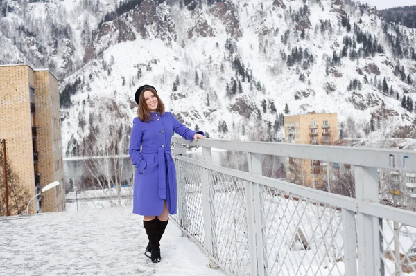 Girl posing outdoors in the winter — Stock Photo, Image