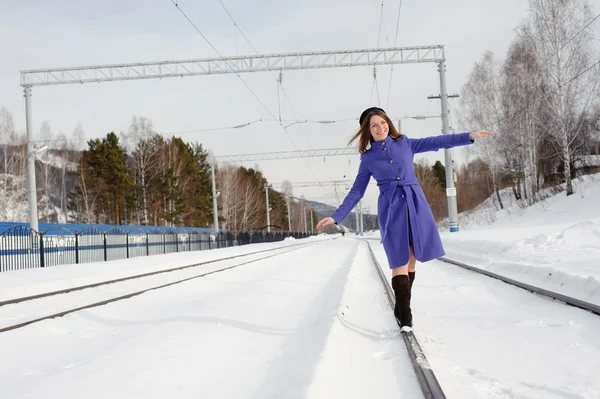 Dívka pózuje venku v zimě — Stock fotografie