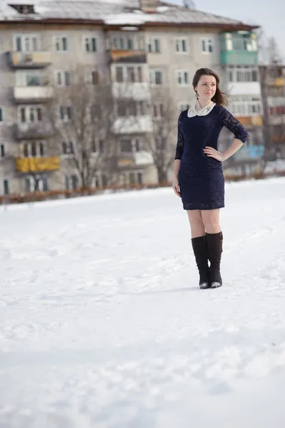 Girl posing outdoors in the winter — Stock Photo, Image