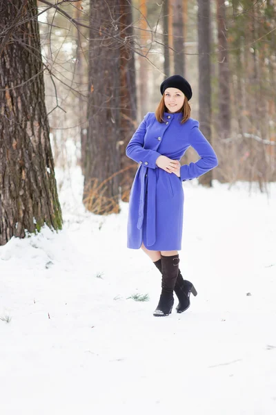 Girl posing outdoors in the winter — Stock Photo, Image