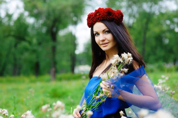 Brunette meisje met een kroon op zijn hoofd — Stockfoto