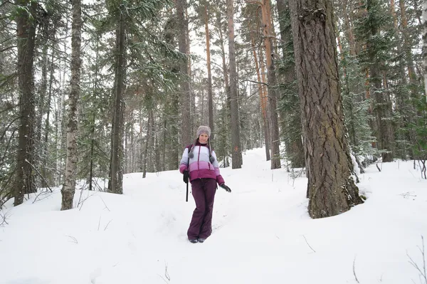 Dívka kráčí lesem — Stock fotografie