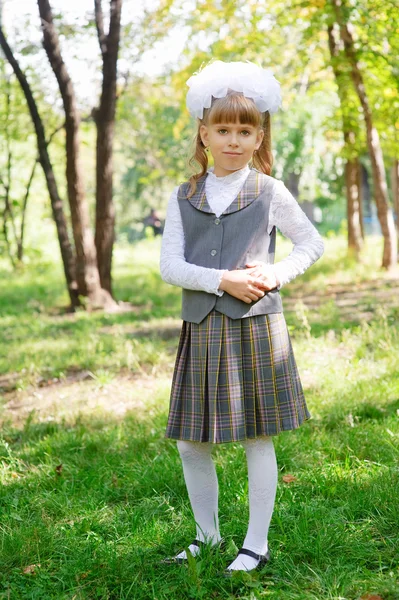 Schoolmeisje eerste nivelleermachine — Stockfoto