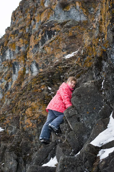 Junges Mädchen erklettert die Felsen — Stockfoto