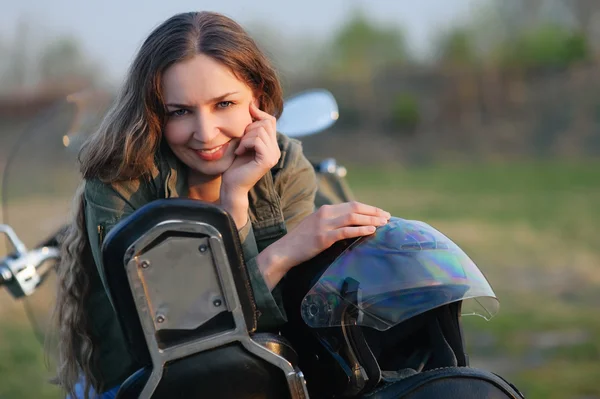 Meisje op een motorfiets Stockfoto