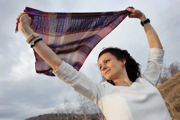 Meisje met een sjaal — Stockfoto