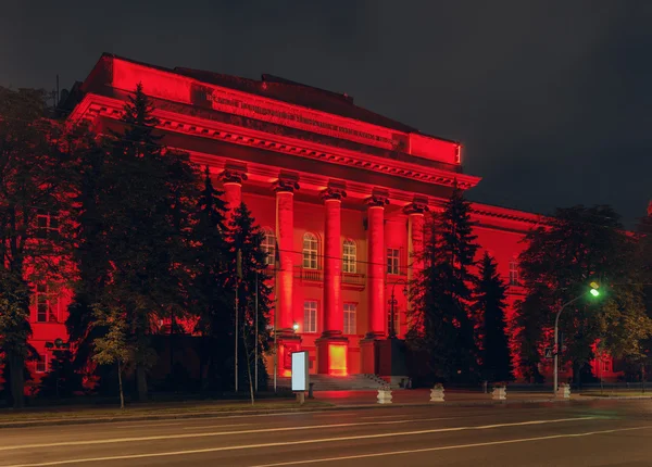 夜の赤い建物キエフ大学 — ストック写真