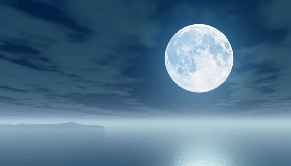 Луна над морем — стоковое фото
