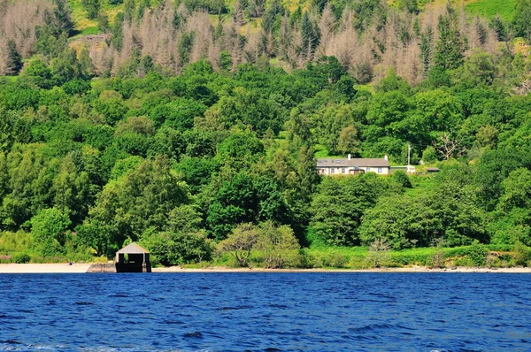 Secluded Boathouse o a Scottish Loch. — Stock Photo, Image