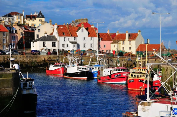 Vissersboten binnen de muren van de haven. — Stockfoto