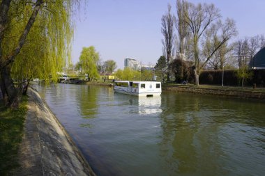 Nehirde eğlence amaçlı yolcu gemisi