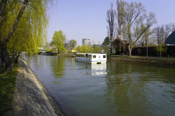 Nehirde eğlence amaçlı yolcu gemisi