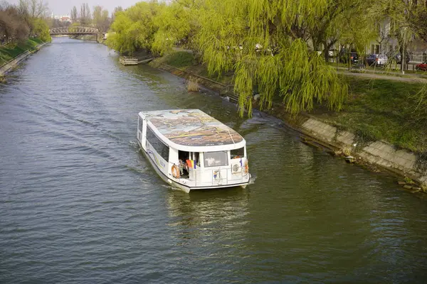 Nehirde eğlence amaçlı yolcu gemisi