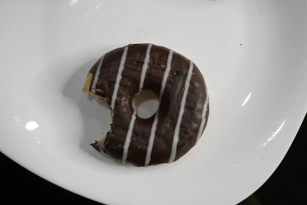Donut Chocolate Oscuro Blanco Con Mordedura Plato —  Fotos de Stock
