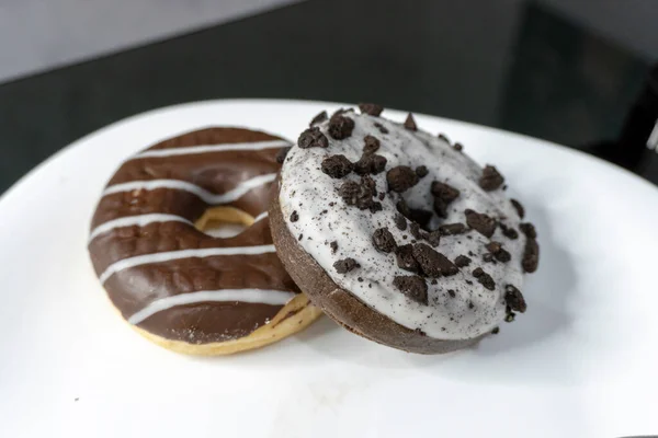 Två Glasade Donut Isolerad Vit Bakgrund — Stockfoto