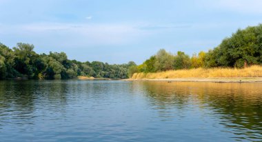 Yazın sakin bir nehirde güneşli bir gün