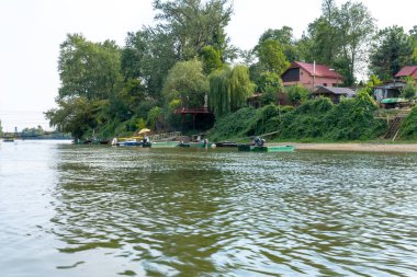 Yazın sakin bir nehirde güneşli bir gün