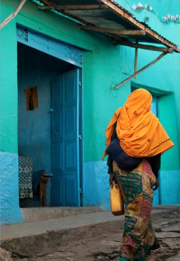yürüyen harar Etiyopya renkli eski kasaba duvarlı şehir kadın
