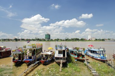 nehir kenarında phnom penh Kamboçya Turizm tekneler